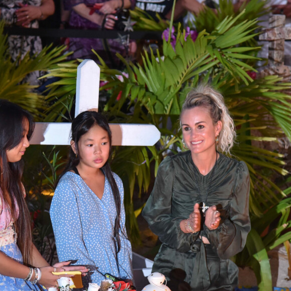Léa Jossua, Laeticia Hallyday et ses filles Jade et Joy - Pour le deuxième anniversaire de la mort de Johnny, Laeticia Hallyday et ses filles Jade et Joy se recueillent sur sa tombe au cimetière de Lorient à Saint-Barthélémy le 5 décembre 2019.