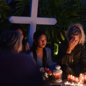 Liliane Jossua, Laeticia Hallyday et ses filles Jade et Joy, Philippe Stouvenot - Pour le deuxième anniversaire de la mort de Johnny, Laeticia Hallyday et ses filles Jade et Joy se recueillent sur sa tombe au cimetière de Lorient à Saint-Barthélémy le 5 décembre 2019.