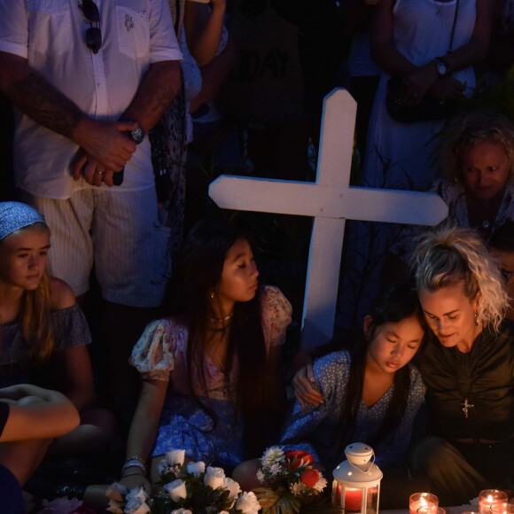 Alcéa Boudou, Laeticia Hallyday et ses filles Jade et Joy, Philippe Stouvenot - Pour le deuxième anniversaire de la mort de Johnny, Laeticia Hallyday et ses filles Jade et Joy se recueillent sur sa tombe au cimetière de Lorient à Saint-Barthélémy le 5 décembre 2019.