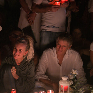 Laeticia Hallyday et ses filles Jade et Joy, Philippe Stouvenot - Pour le deuxième anniversaire de la mort de Johnny, Laeticia Hallyday et ses filles Jade et Joy se recueillent sur sa tombe au cimetière de Lorient à Saint-Barthélémy le 5 décembre 2019.