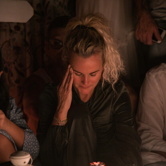 Laeticia Hallyday - Pour le deuxième anniversaire de la mort de Johnny, Laeticia Hallyday et ses filles Jade et Joy se recueillent sur sa tombe au cimetière de Lorient à Saint-Barthélémy le 5 décembre 2019.