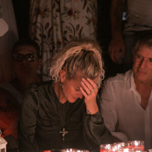 Laeticia Hallyday - Pour le deuxième anniversaire de la mort de Johnny, Laeticia Hallyday et ses filles Jade et Joy se recueillent sur sa tombe au cimetière de Lorient à Saint-Barthélémy le 5 décembre 2019.