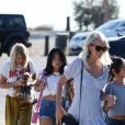 Laeticia Hallyday à Los Angeles avec ses filles Jade et Joy et sa maman Françoise Thibaut le 17 novembre 2019.