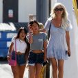 Laeticia Hallyday à Los Angeles avec ses filles Jade et Joy le 17 novembre 2019.