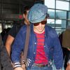 Exclusif - Harry Styles arrive très stylé à l'aéroport de JFK à New York. Harry porte une casquette gavroche et du vernis à ongles de plusieurs couleurs, le 18 novembre 2019