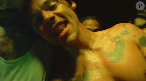 Captures d'écran du nouveau clip vidéo très érotique 'Lights Up' d'Harry Styles.