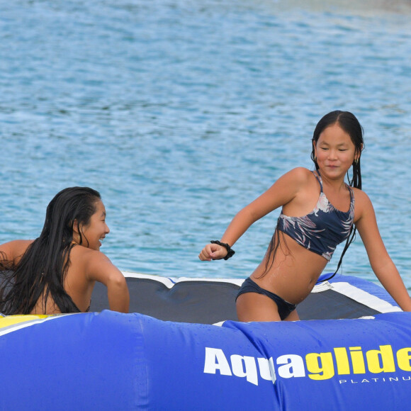 Jade et Joy se baignent avec une amie à la plage alors que Laeticia Hallyday a fait ses courses au supermarché à Saint-Barthélemy le 4 décembre 2019. Laeticia et ses filles sont à Saint-Barthélemy pour honorer les 2 ans de la mort de Johnny le 5 décembre.