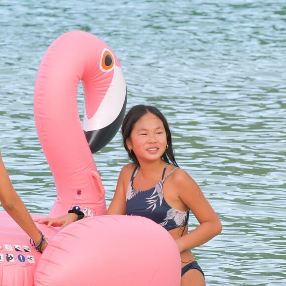 Jade et Joy se baignent avec une amie à la plage alors que Laeticia Hallyday a fait ses courses au supermarché à Saint-Barthélemy le 4 décembre 2019. Laeticia et ses filles sont à Saint-Barthélemy pour honorer les 2 ans de la mort de Johnny le 5 décembre.