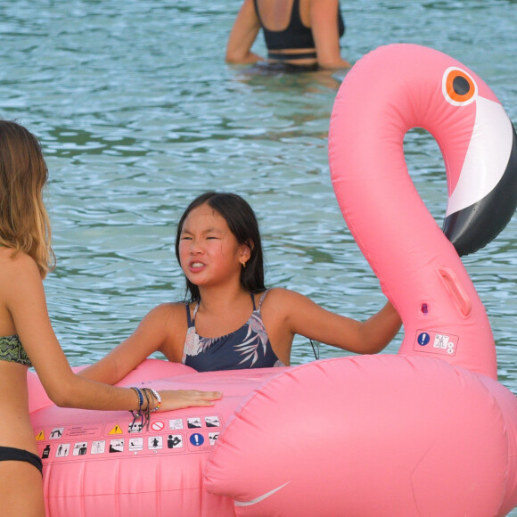 Jade et Joy se baignent avec une amie à la plage alors que Laeticia Hallyday a fait ses courses au supermarché à Saint-Barthélemy le 4 décembre 2019. Laeticia et ses filles sont à Saint-Barthélemy pour honorer les 2 ans de la mort de Johnny le 5 décembre.