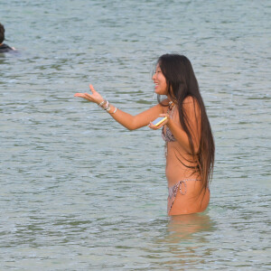 Jade et Joy se baignent avec une amie à la plage alors que Laeticia Hallyday a fait ses courses au supermarché à Saint-Barthélemy le 4 décembre 2019. Laeticia et ses filles sont à Saint-Barthélemy pour honorer les 2 ans de la mort de Johnny le 5 décembre.