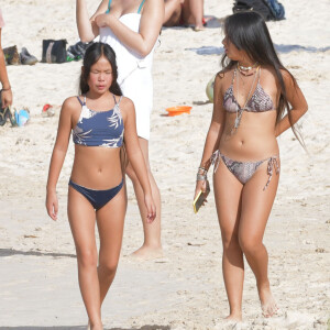 Jade et Joy se baignent avec une amie à la plage alors que Laeticia Hallyday a fait ses courses au supermarché à Saint-Barthélemy le 4 décembre 2019. Laeticia et ses filles sont à Saint-Barthélemy pour honorer les 2 ans de la mort de Johnny le 5 décembre.