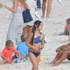 Jade et Joy se baignent avec une amie à la plage alors que Laeticia Hallyday a fait ses courses au supermarché à Saint-Barthélemy le 4 décembre 2019. Laeticia et ses filles sont à Saint-Barthélemy pour honorer les 2 ans de la mort de Johnny le 5 décembre.