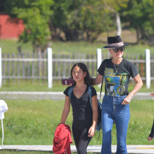 Laeticia Hallyday et ses filles Jade et Joy à leur arrivée à l'aéroport de Saint-Barthélemy. Son amie Liliane Jossua et son fils Gabriel Bogliolo sont venus les accueillir. Le 4 décembre 2019