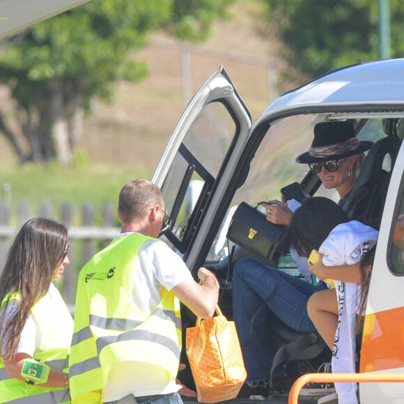 Laeticia Hallyday et ses filles Jade et Joy à leur arrivée à l'aéroport de Saint-Barthélemy. Son amie Liliane Jossua et son fils Gabriel Bogliolo sont venus les accueillir. Le 4 décembre 2019