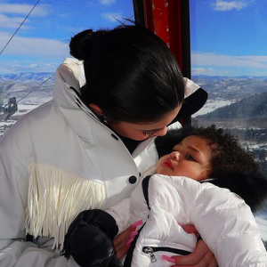 Kylie Jenner et sa fille Stormi (1 an) en vacances au ski. Le 6 décembre 2019 sur Instagram.