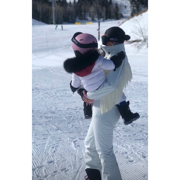 Kylie Jenner et sa fille Stormi (1 an) en vacances au ski. Le 6 décembre 2019 sur Instagram.