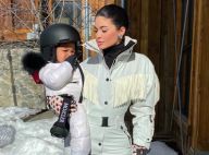 Kylie Jenner au ski avec Stormi, 1 an et demi, bluffante sur un snowboard