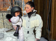 Kylie Jenner au ski avec Stormi, 1 an et demi, bluffante sur un snowboard