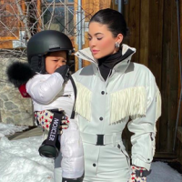 Kylie Jenner au ski avec Stormi, 1 an et demi, bluffante sur un snowboard