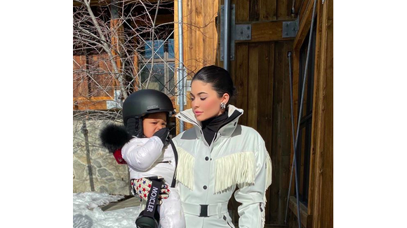Kylie Jenner au ski avec Stormi, 1 an et demi, bluffante sur un snowboard