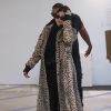 Exclusif - Kylie Jenner porte un manteau long imprimé léopard en virée shopping chez Moncler dans le quartier de Beverly Hills à Los Angeles, le 2 décembre 2019