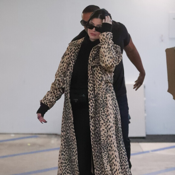 Exclusif - Kylie Jenner porte un manteau long imprimé léopard en virée shopping chez Moncler dans le quartier de Beverly Hills à Los Angeles, le 2 décembre 2019