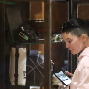 Exclusif - Kylie Jenner, sans maquillage, est allée faire du shopping dans la boutique 'What Goes Around Comes Around' à Beverly Hills. La jeune entrepreneuse porte un ensemble jogging rose pâle, le 5 novembre 2019.