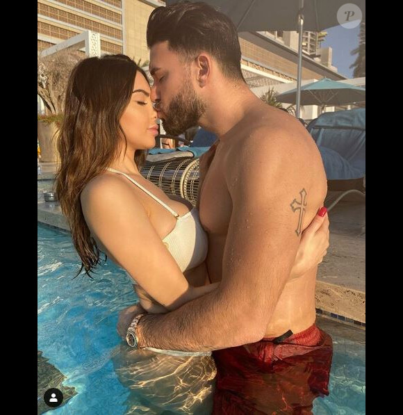 Nabilla affiche sa silhouette post-grossesse à Dubaï le 29 novembre 2019.