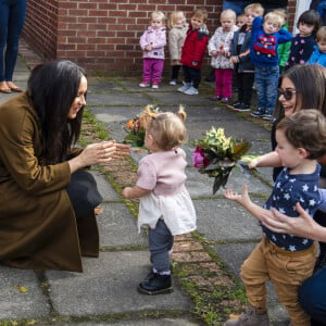 Meghan Markle, duchesse de Sussex - Le duc et la duchesse de Sussex rencontrent les familles de militaires déployés au centre Broom Farm Community Center à Windsor le 6 novembre 2019.