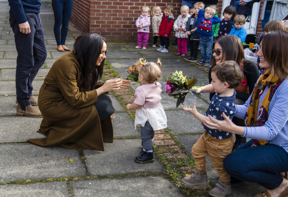 Meghan Markle, duchesse de Sussex - Le duc et la duchesse de Sussex rencontrent les familles de militaires déployés au centre Broom Farm Community Center à Windsor le 6 novembre 2019.