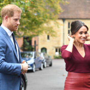 Le prince Harry, duc de Sussex, et Meghan Markle, duchesse de Sussex, arrivent pour une réunion sur l'égalité des genres avec les membres du Queen's Commonwealth Trust (dont elle est vice-présidente) et du sommet One Young World au château de Windsor, le 25 octobre 2019.