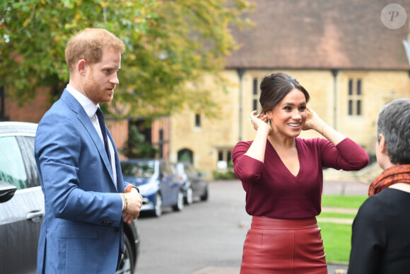 Le prince Harry, duc de Sussex, et Meghan Markle, duchesse de Sussex, arrivent pour une réunion sur l'égalité des genres avec les membres du Queen's Commonwealth Trust (dont elle est vice-présidente) et du sommet One Young World au château de Windsor, le 25 octobre 2019.