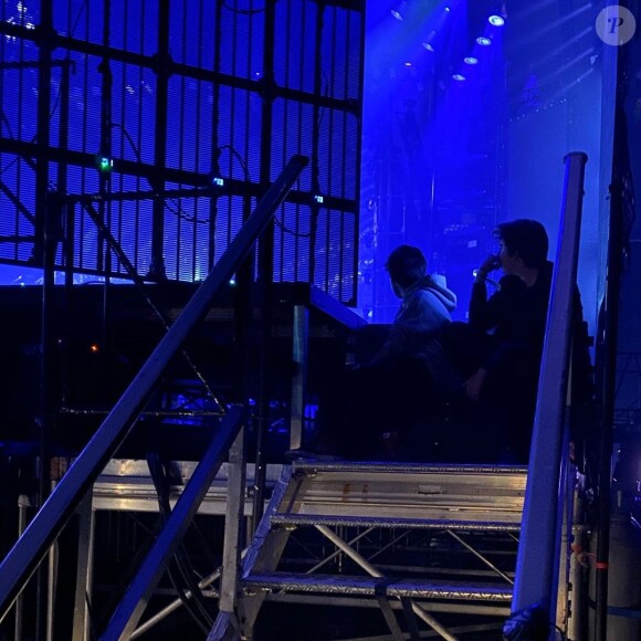 Amanda Sthers publie une photo de ses fils Léon et Oscar au concert de leur papa, Patrick Bruel, à Paris La Défense Arena. Instagram le 6 décembre 2019.