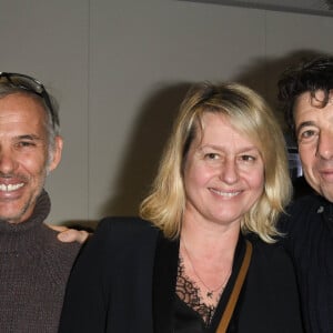 Paul Belmondo avec sa femme Luana Belmondo et Patrick Bruel - People en backstage lors du deuxième jour du concert de Patrick Bruel lors de sa tournée "Ce soir on sort..." à Paris La Défense Arena le 7 décembre 2019. © Coadic Guirec/Bestimage