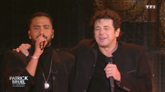 Patrick Bruel et Slimane interprètent "Au café des délices", lors du concert du 7 décembre 2019 à Paris La Défense Arena, retransmis en direct sur TF1.