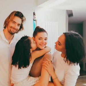 Camille Lacourt, sa compagne Alice et Valérie Bègue avec leur fille Jazz, sur Instagram le 20 octobre 2019.