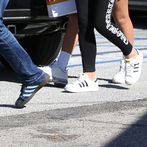 Laeticia Hallyday est allée déjeuner au restaurant MTN Venice avec sa mère Françoise Thibaut, son compagnon Pascal Balland et sa fille Mathilde à Los Angeles, le 19 octobre 2019. eles