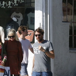Laeticia Hallyday est allée déjeuner au restaurant MTN Venice avec sa mère Françoise Thibaut, son compagnon Pascal Balland et sa fille Mathilde à Los Angeles, le 19 octobre 2019. A la sortie du restaurant, ils sont allés faire du shopping dans la boutique "Aviator Nation Venice" juste en face.