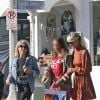 Laeticia Hallyday est allée déjeuner au restaurant MTN Venice avec sa mère Françoise Thibaut, son compagnon Pascal Balland et sa fille Mathilde à Los Angeles, le 19 octobre 2019. A la sortie du restaurant, ils sont allés faire du shopping dans la boutique "Aviator Nation Venice" juste en face.