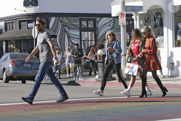Laeticia Hallyday est allée déjeuner au restaurant MTN Venice avec sa mère Françoise Thibaut, son compagnon Pascal Balland et sa fille Mathilde à Los Angeles, le 19 octobre 2019. A la sortie du restaurant, ils sont allés faire du shopping dans la boutique "Aviator Nation Venice" juste en face.