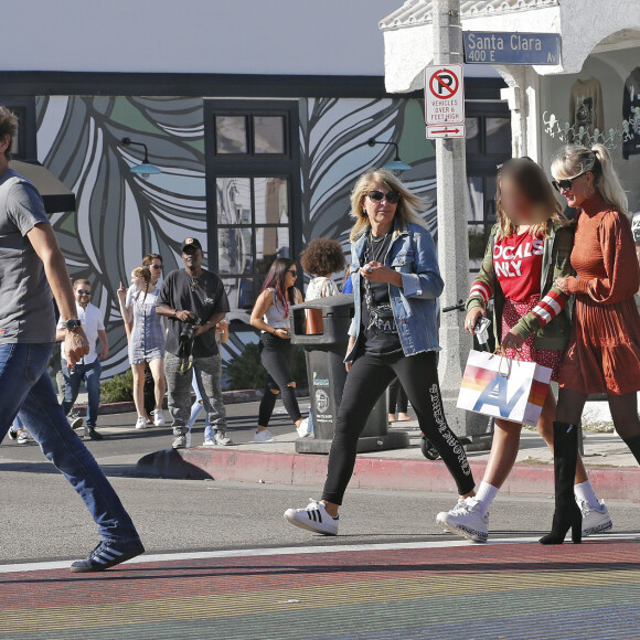 Laeticia Hallyday est allée déjeuner au restaurant MTN Venice avec sa mère Françoise Thibaut, son compagnon Pascal Balland et sa fille Mathilde à Los Angeles, le 19 octobre 2019. A la sortie du restaurant, ils sont allés faire du shopping dans la boutique "Aviator Nation Venice" juste en face.