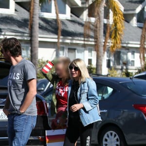 Laeticia Hallyday est allée déjeuner au restaurant MTN Venice avec sa mère Françoise Thibaut, son compagnon Pascal Balland et sa fille Mathilde à Los Angeles, le 19 octobre 2019. A la sortie du restaurant, ils sont allés faire du shopping dans la boutique "Aviator Nation Venice" juste en face.