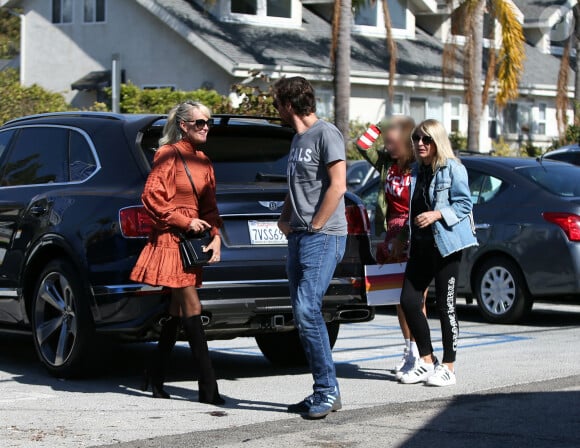 Laeticia Hallyday est allée déjeuner au restaurant MTN Venice avec sa mère Françoise Thibaut, son compagnon Pascal Balland et sa fille Mathilde à Los Angeles, le 19 octobre 2019. A la sortie du restaurant, ils sont allés faire du shopping dans la boutique "Aviator Nation Venice" juste en face.
