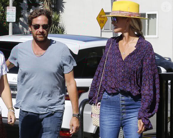 Laeticia Hallyday, son compagnon Pascal Balland et Maryline Issartier vont déjeuner dans un restaurant de sushi à Los Angeles, proche de l'école des filles de Laeticia. Le 13 septembre 2019.