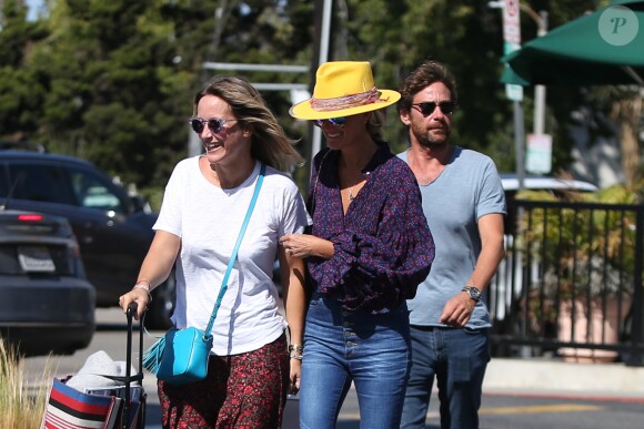 Laeticia Hallyday et son compagnon Pascal Balland ressortent du restaurant de sushi avec Marine, l'ex-femme de Pascal Balland, à Los Angeles, avant d'aller chercher leurs filles à l'école. Le 13 septembre 2019.