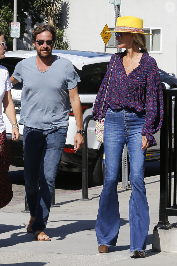 Laeticia Hallyday et son compagnon Pascal Balland ressortent du restaurant de sushi avec Marine, l'ex-femme de Pascal Balland, à Los Angeles, avant d'aller chercher leurs filles à l'école. Le 13 septembre 2019.