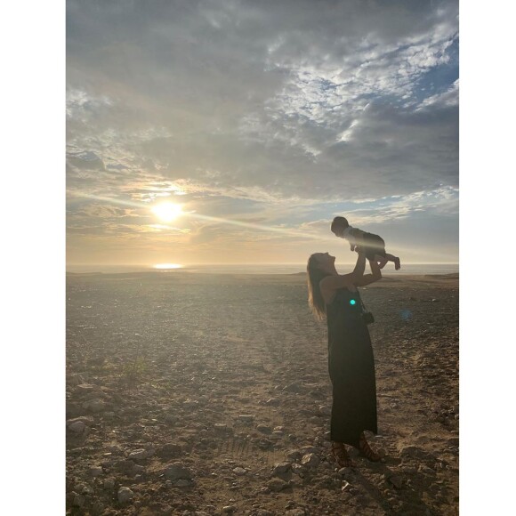 Pierre Niney et sa compagne Natasha Andrews en vacances avec leur deux filles, Billie et Lola, sur Instagram, le 12 décembre 2019.