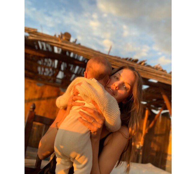 Pierre Niney et sa compagne Natasha Andrews en vacances avec leur deux filles, Billie et Lola, sur Instagram, le 12 décembre 2019.