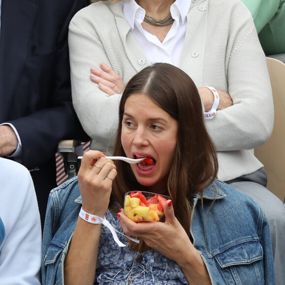 Pierre Niney et sa compagne Natasha Andrews enceinte de leur 2ème enfant - Célébrités dans les tribunes des internationaux de France de tennis de Roland Garros à Paris, France, le 9 juin 2019. © Jacovides-Moreau/Bestimage