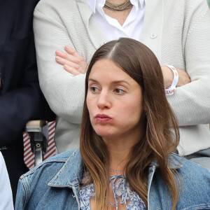 Pierre Niney et sa compagne Natasha Andrews enceinte de leur 2ème enfant - Célébrités dans les tribunes des internationaux de France de tennis de Roland Garros à Paris, France, le 9 juin 2019. © Jacovides-Moreau/Bestimage